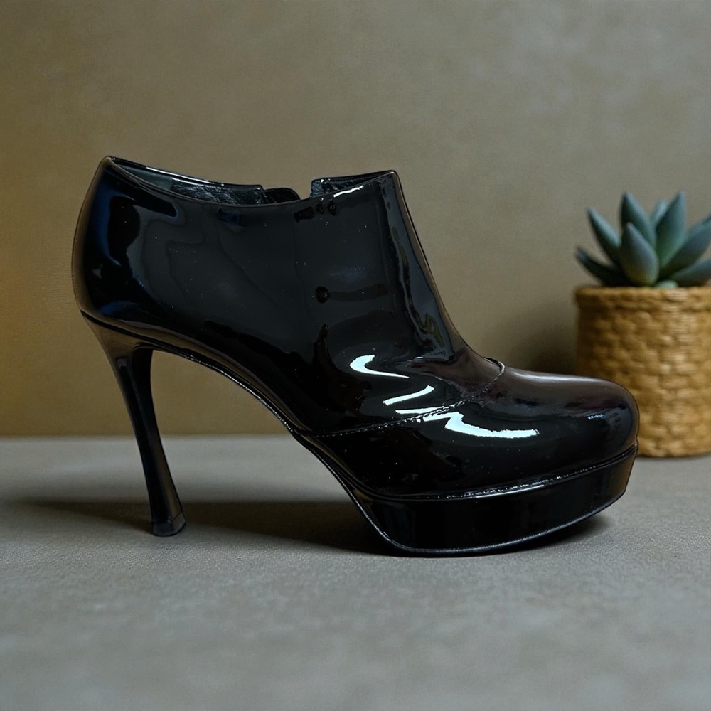 Yves Saint Laurent Glossy Black Heels